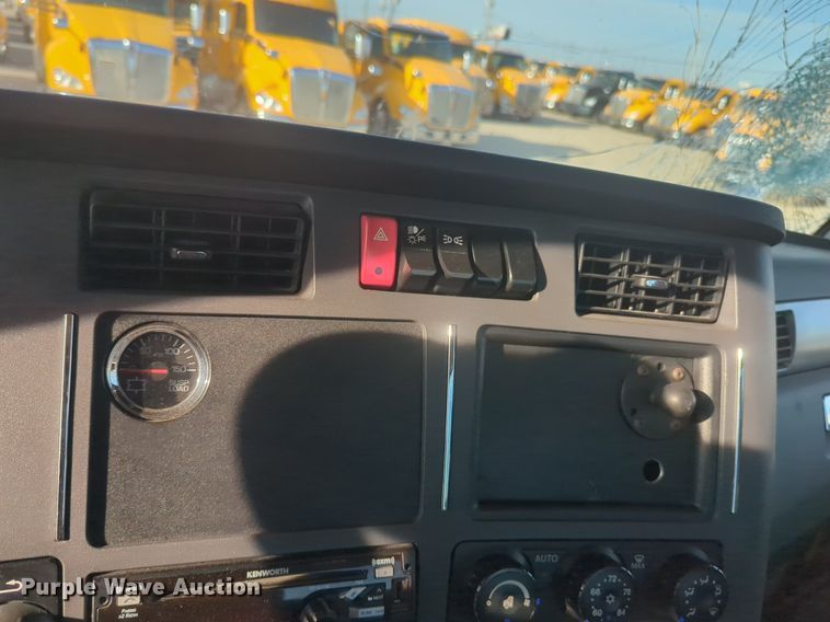 image for item NW9534 2020 Kenworth T680 semi truck