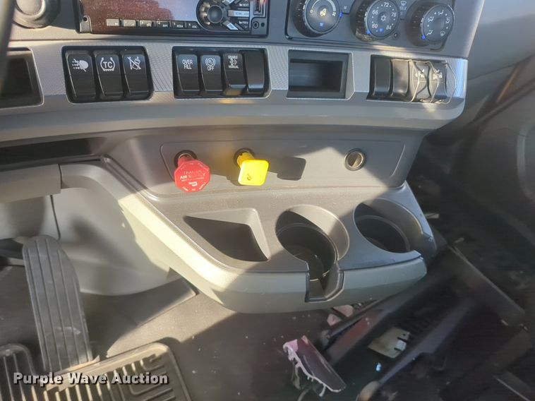 image for item NW9534 2020 Kenworth T680 semi truck