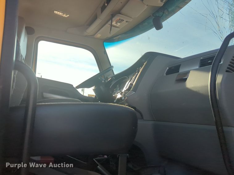 image for item NW9534 2020 Kenworth T680 semi truck