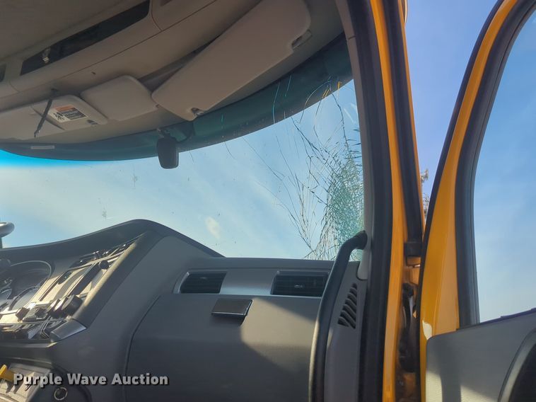 image for item NW9534 2020 Kenworth T680 semi truck