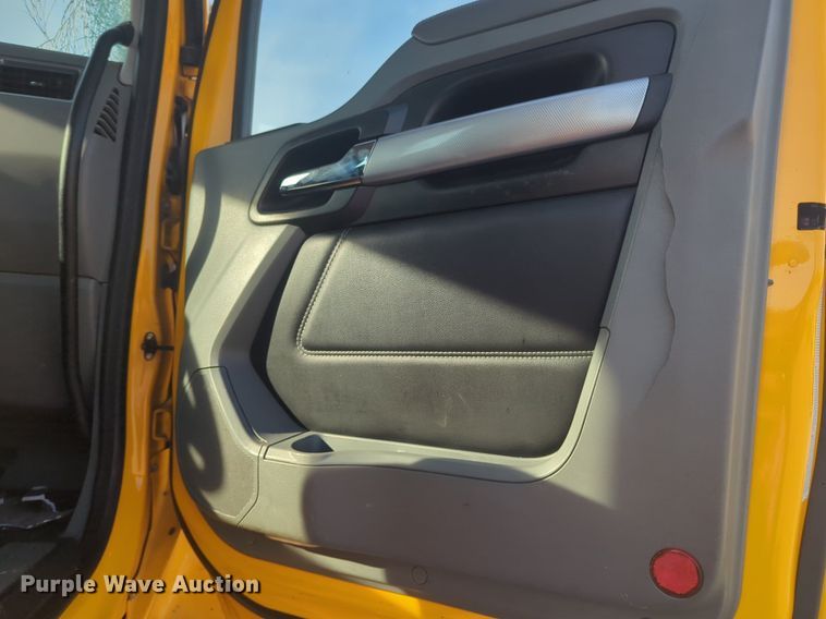 image for item NW9534 2020 Kenworth T680 semi truck