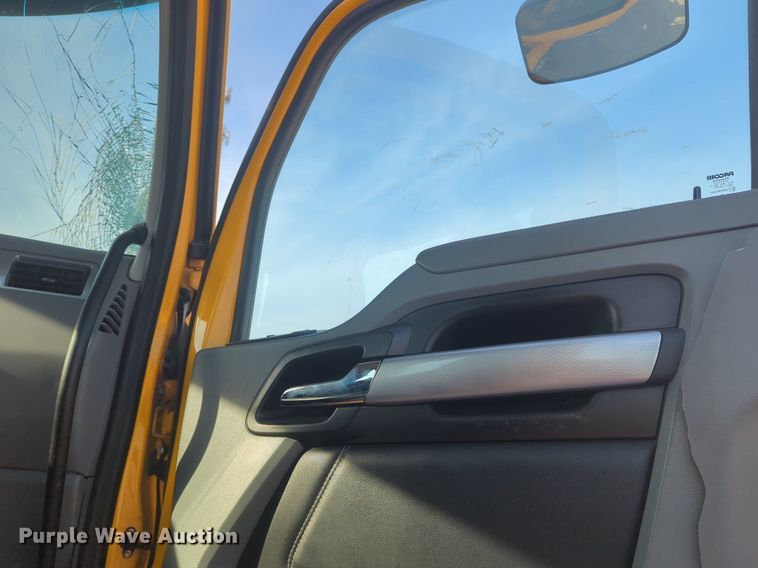 image for item NW9534 2020 Kenworth T680 semi truck