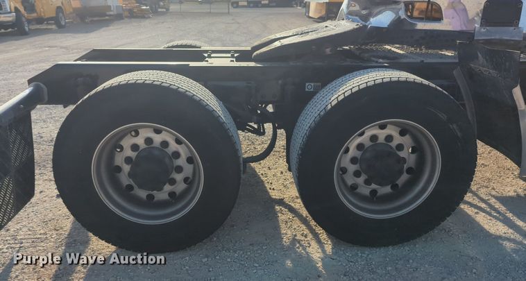 image for item NW9534 2020 Kenworth T680 semi truck