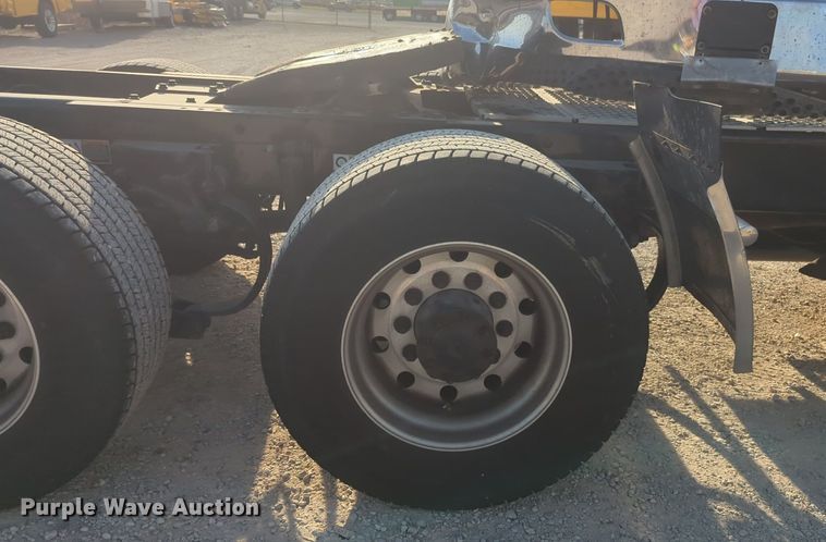 image for item NW9534 2020 Kenworth T680 semi truck