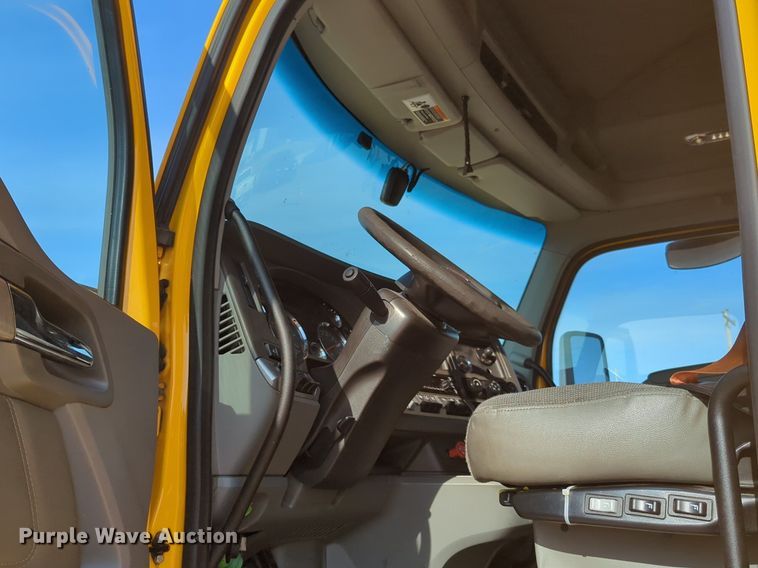 image for item NW9535 2019 Kenworth  T680 semi truck