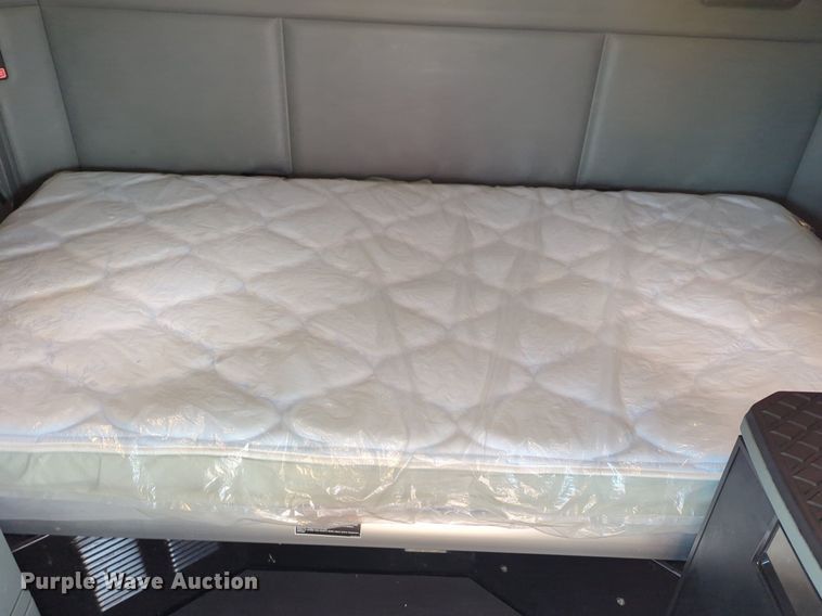 image for item NW9535 2019 Kenworth  T680 semi truck