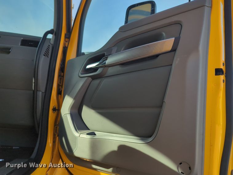 image for item NW9535 2019 Kenworth  T680 semi truck