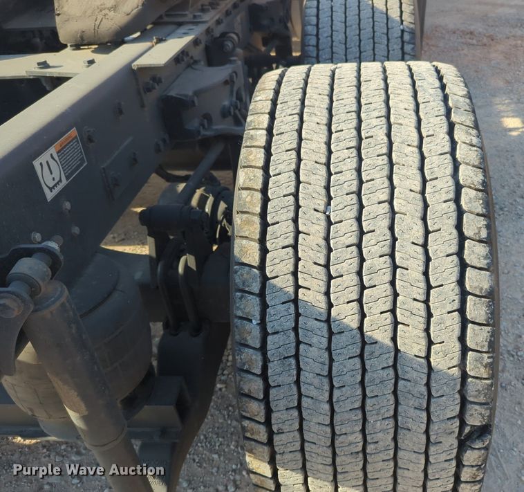 image for item NW9535 2019 Kenworth  T680 semi truck