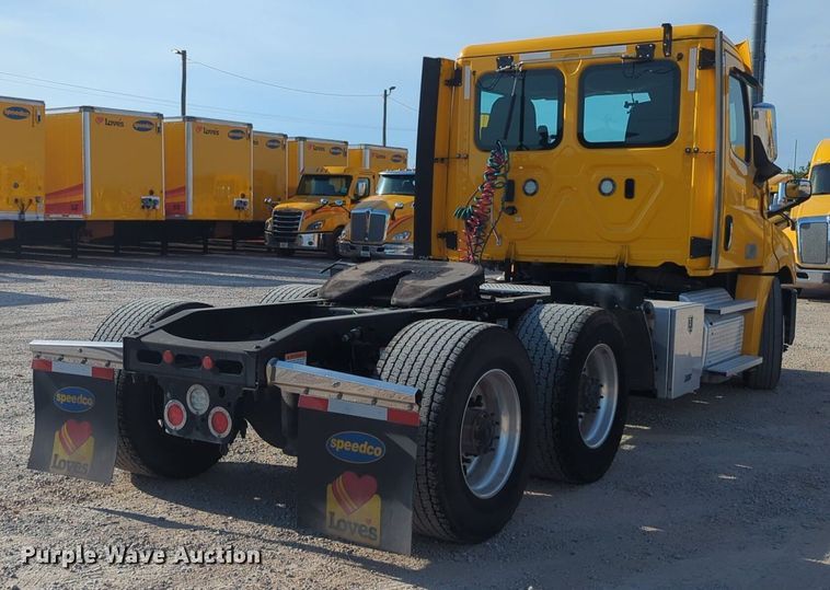 image for item NW9536 2020 Freightliner  Cascadia 126 semi truck