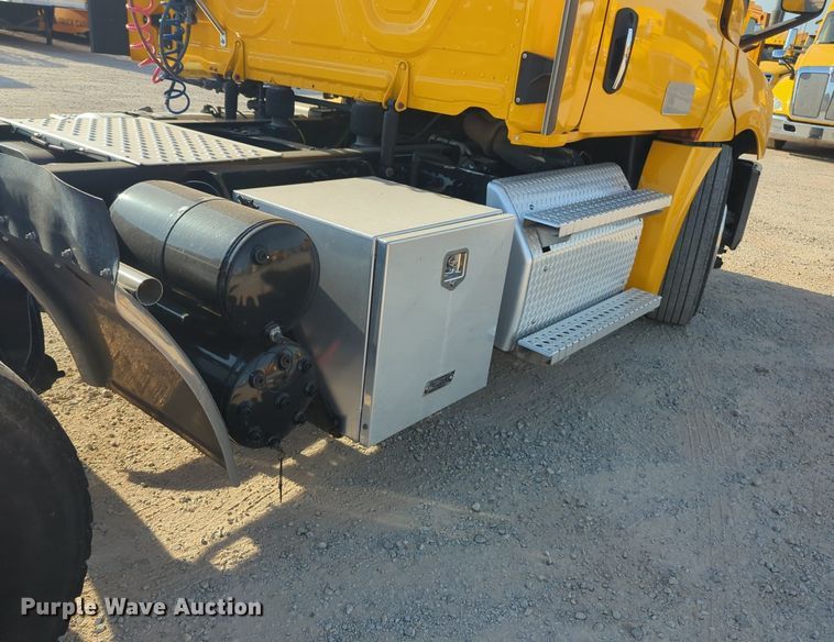 image for item NW9536 2020 Freightliner  Cascadia 126 semi truck