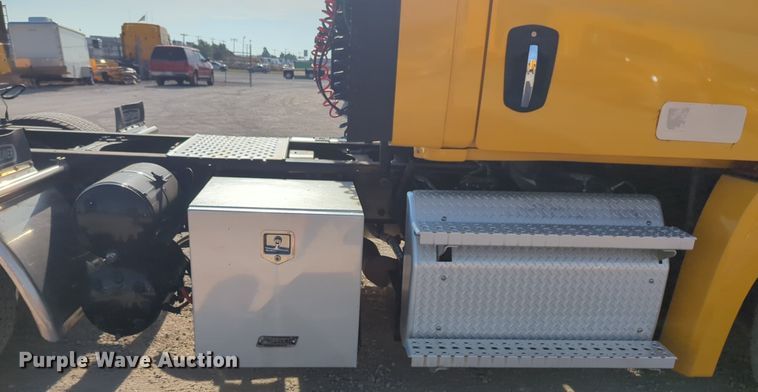 image for item NW9536 2020 Freightliner  Cascadia 126 semi truck