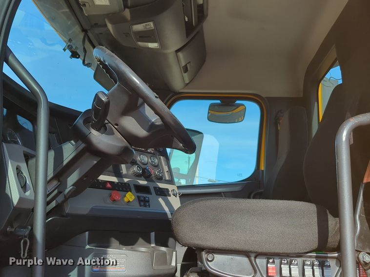 image for item NW9536 2020 Freightliner  Cascadia 126 semi truck