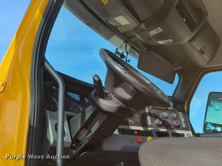 image for item NW9536 2020 Freightliner  Cascadia 126 semi truck