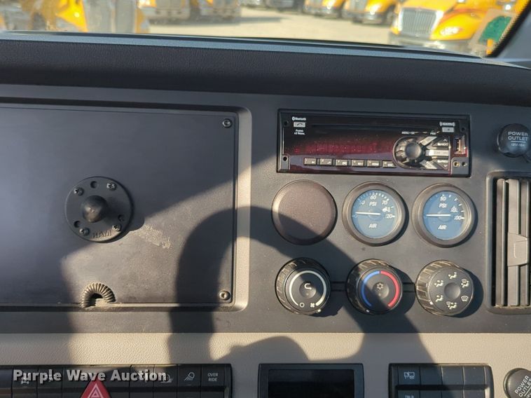 image for item NW9536 2020 Freightliner  Cascadia 126 semi truck