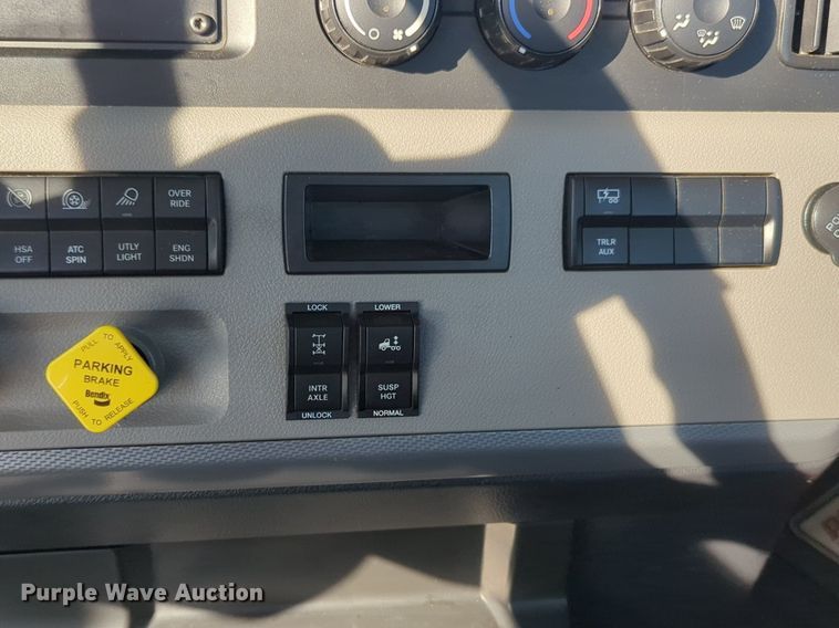 image for item NW9536 2020 Freightliner  Cascadia 126 semi truck