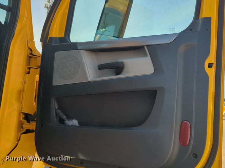 image for item NW9536 2020 Freightliner  Cascadia 126 semi truck