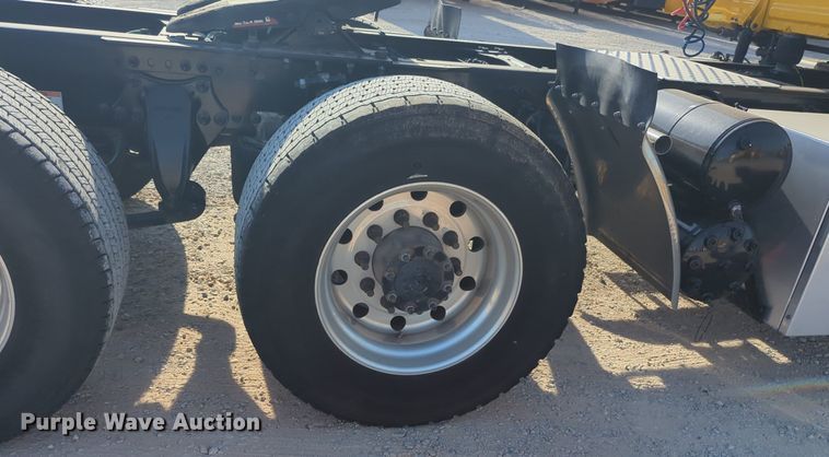 image for item NW9536 2020 Freightliner  Cascadia 126 semi truck