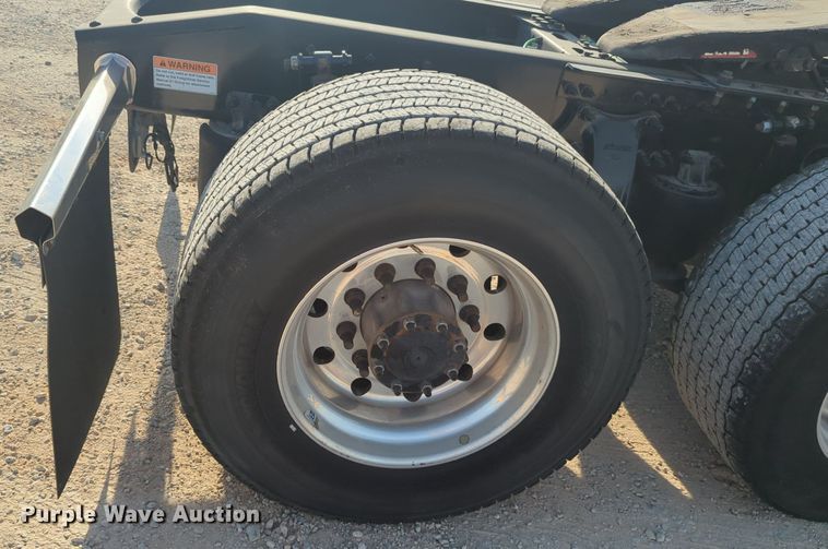 image for item NW9536 2020 Freightliner  Cascadia 126 semi truck