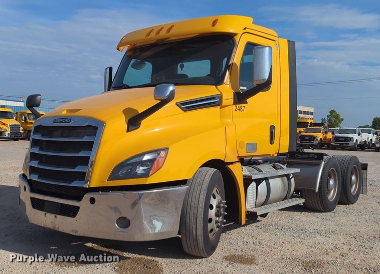 image for item NW9537 2020 Freightliner  Cascadia 126 semi truck