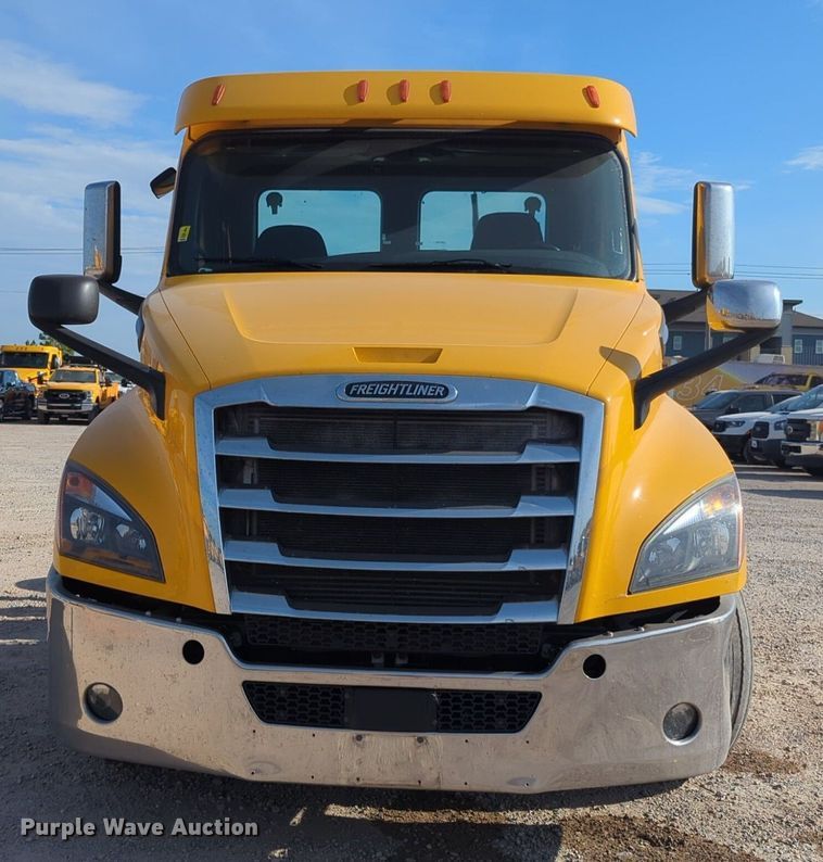 image for item NW9537 2020 Freightliner  Cascadia 126 semi truck