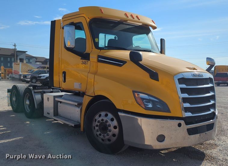 image for item NW9537 2020 Freightliner  Cascadia 126 semi truck