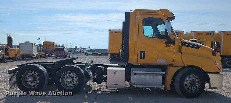 image for item NW9537 2020 Freightliner  Cascadia 126 semi truck