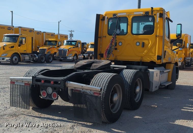 image for item NW9537 2020 Freightliner  Cascadia 126 semi truck