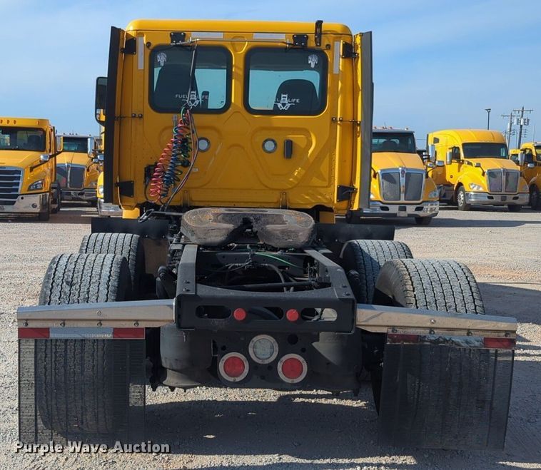 image for item NW9537 2020 Freightliner  Cascadia 126 semi truck