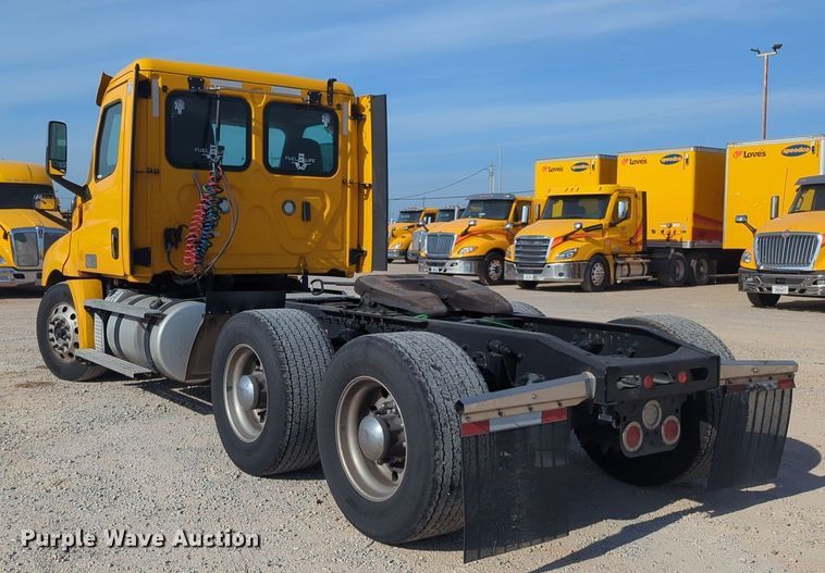 image for item NW9537 2020 Freightliner  Cascadia 126 semi truck