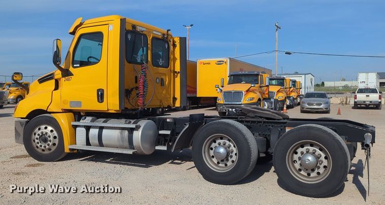 image for item NW9537 2020 Freightliner  Cascadia 126 semi truck