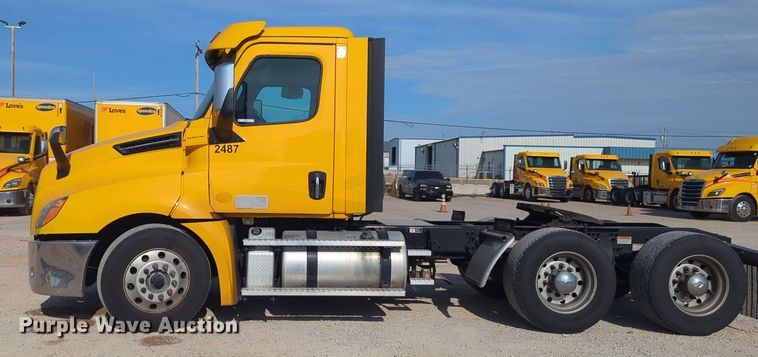 image for item NW9537 2020 Freightliner  Cascadia 126 semi truck