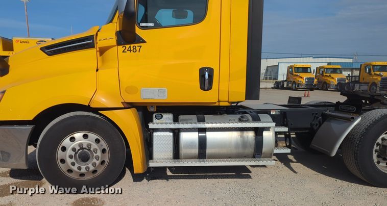 image for item NW9537 2020 Freightliner  Cascadia 126 semi truck