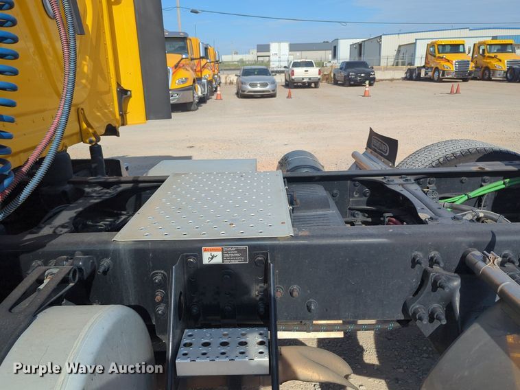 image for item NW9537 2020 Freightliner  Cascadia 126 semi truck