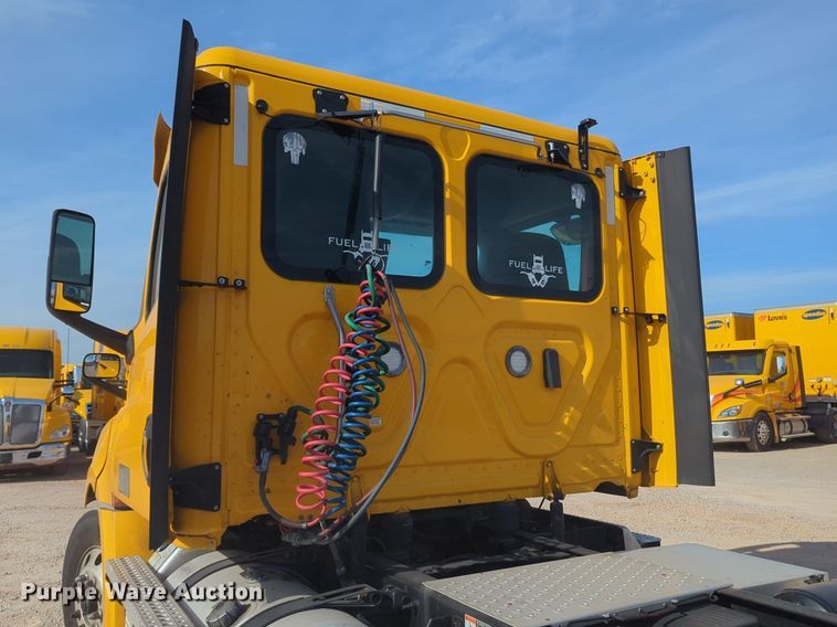 image for item NW9537 2020 Freightliner  Cascadia 126 semi truck