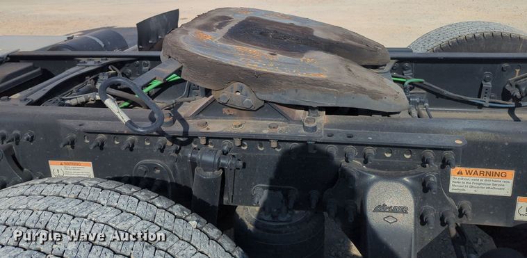 image for item NW9537 2020 Freightliner  Cascadia 126 semi truck