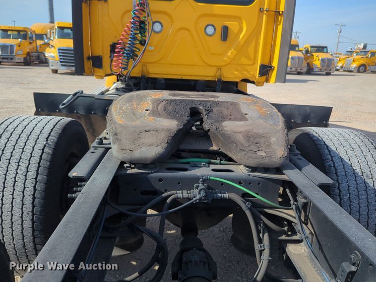 image for item NW9537 2020 Freightliner  Cascadia 126 semi truck