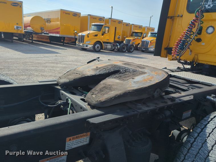 image for item NW9537 2020 Freightliner  Cascadia 126 semi truck