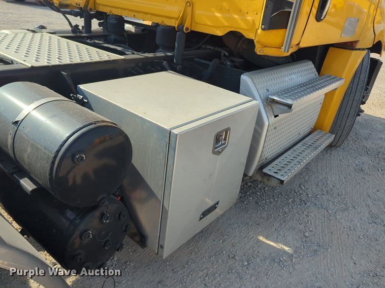 image for item NW9537 2020 Freightliner  Cascadia 126 semi truck