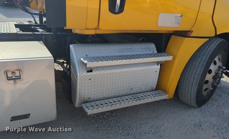 image for item NW9537 2020 Freightliner  Cascadia 126 semi truck