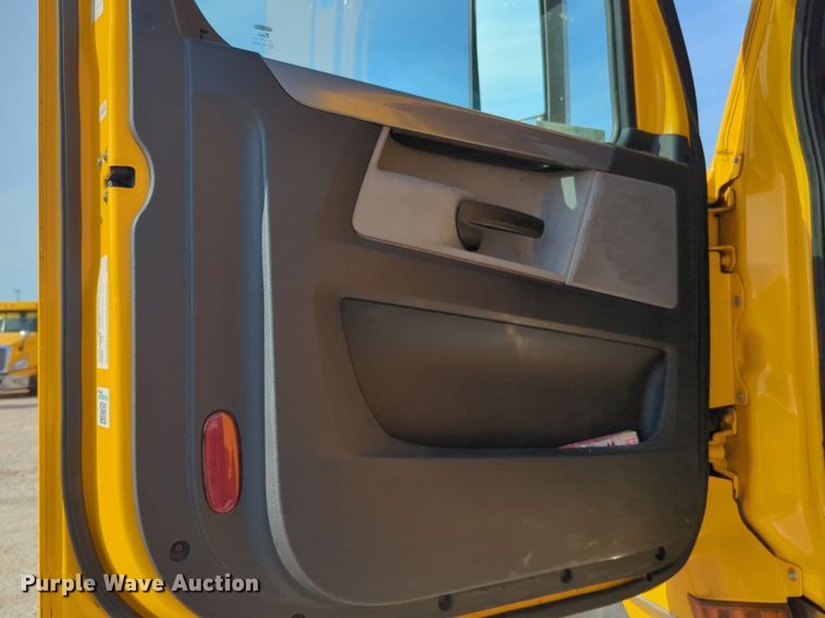 image for item NW9537 2020 Freightliner  Cascadia 126 semi truck