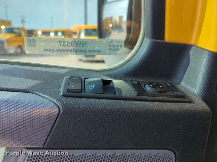 image for item NW9537 2020 Freightliner  Cascadia 126 semi truck