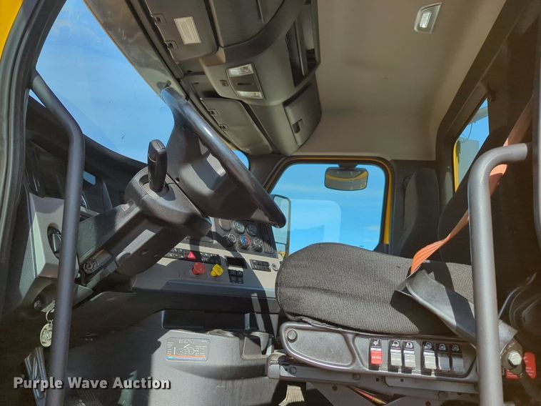 image for item NW9537 2020 Freightliner  Cascadia 126 semi truck