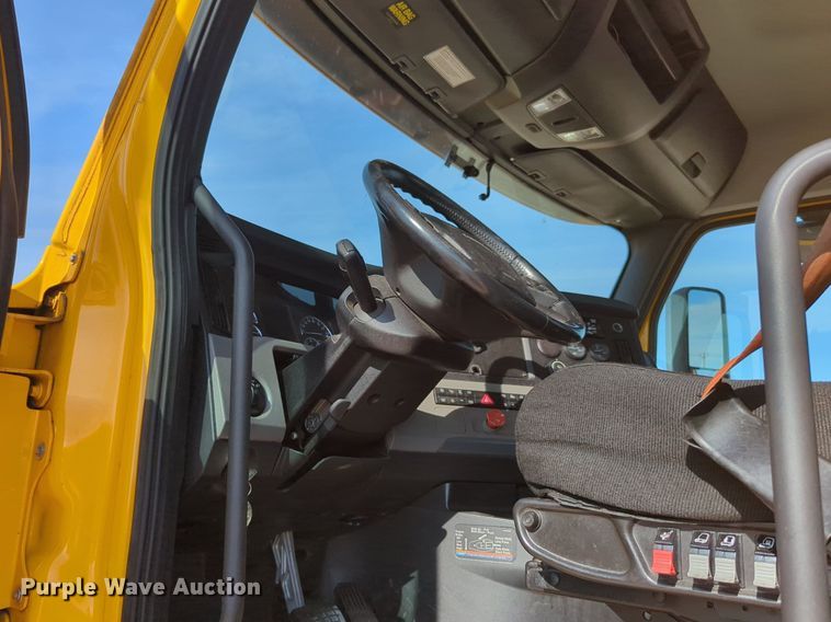 image for item NW9537 2020 Freightliner  Cascadia 126 semi truck