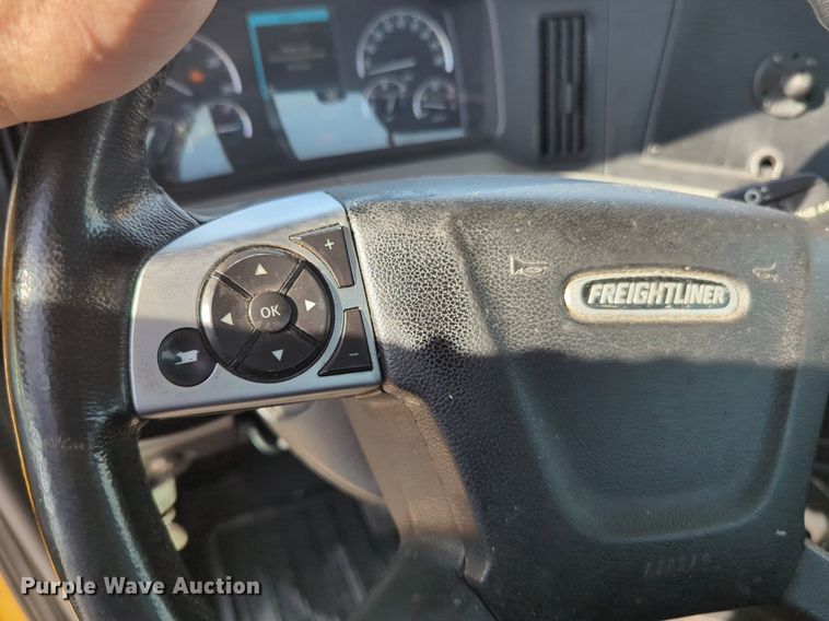 image for item NW9537 2020 Freightliner  Cascadia 126 semi truck