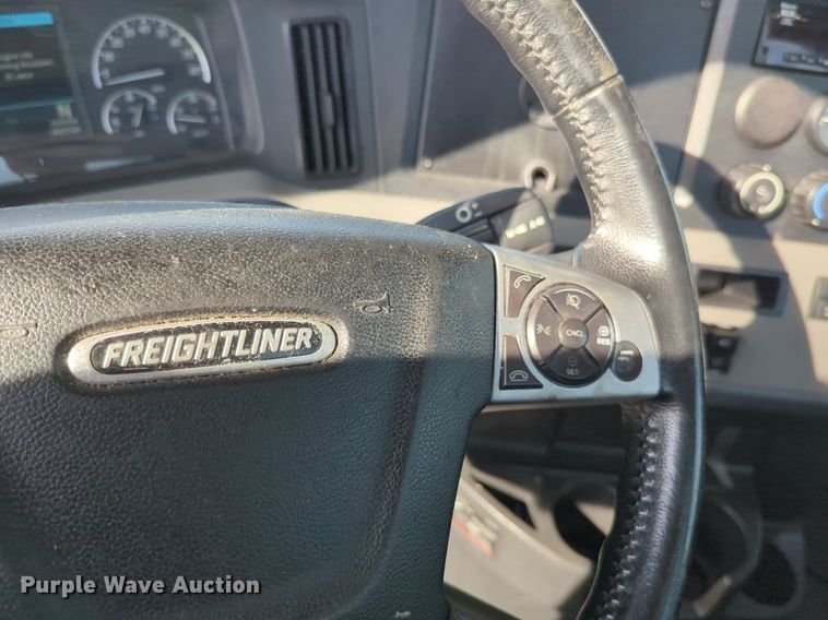 image for item NW9537 2020 Freightliner  Cascadia 126 semi truck