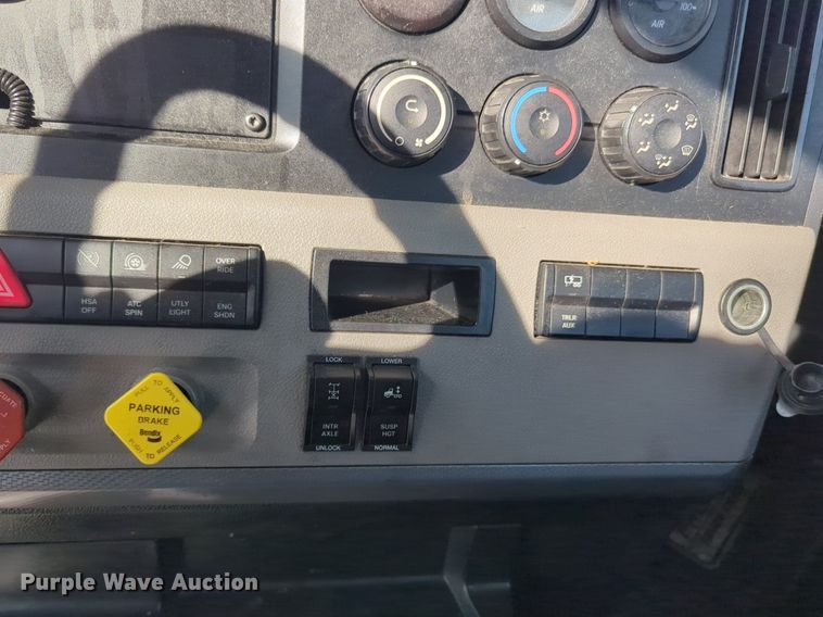 image for item NW9537 2020 Freightliner  Cascadia 126 semi truck