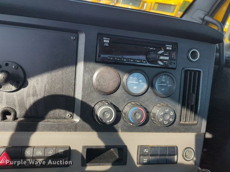 image for item NW9537 2020 Freightliner  Cascadia 126 semi truck