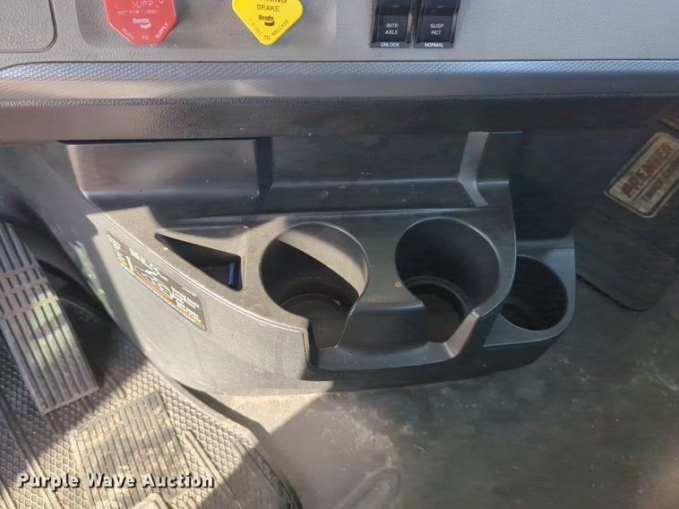 image for item NW9537 2020 Freightliner  Cascadia 126 semi truck