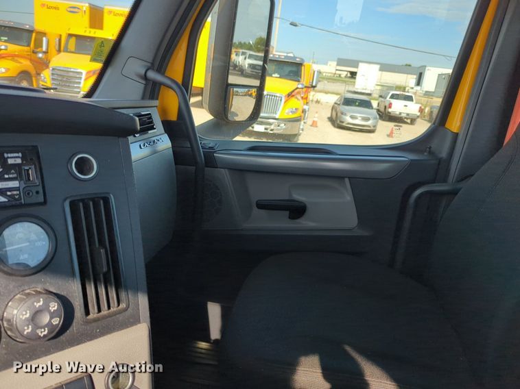 image for item NW9537 2020 Freightliner  Cascadia 126 semi truck