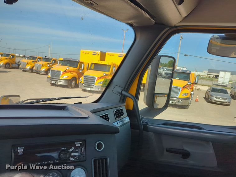 image for item NW9537 2020 Freightliner  Cascadia 126 semi truck